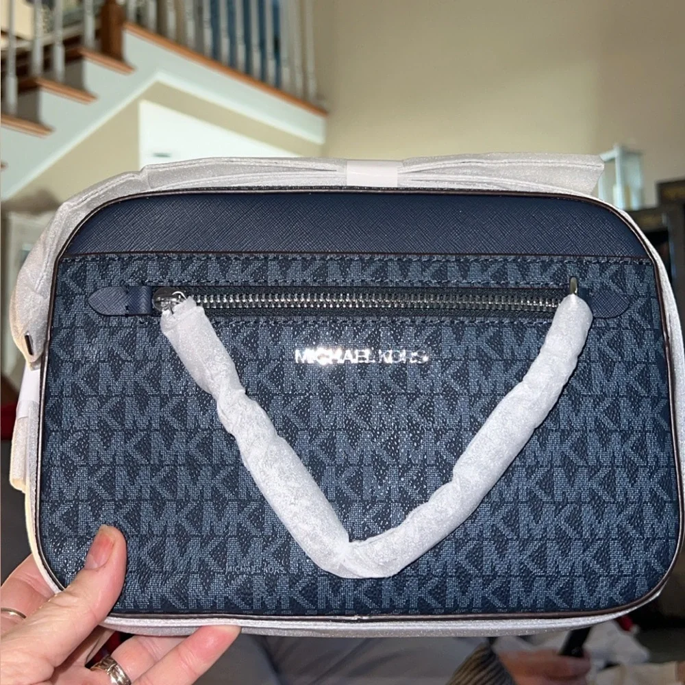 Michael Kors Jet Set Large East West Signature Leather Crossbody
Handbag - Picture 8 of 15